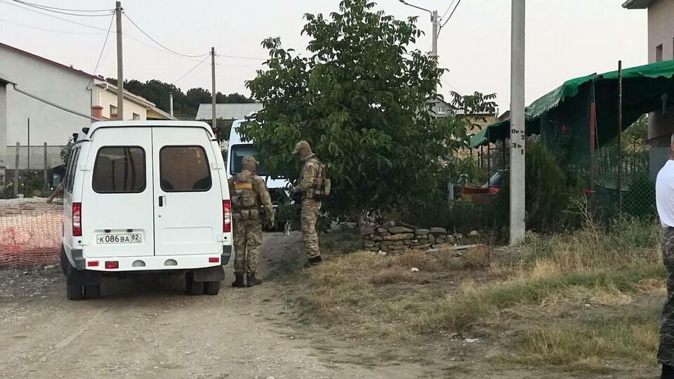 ФСБ задержали имама и четырех крымских активистов