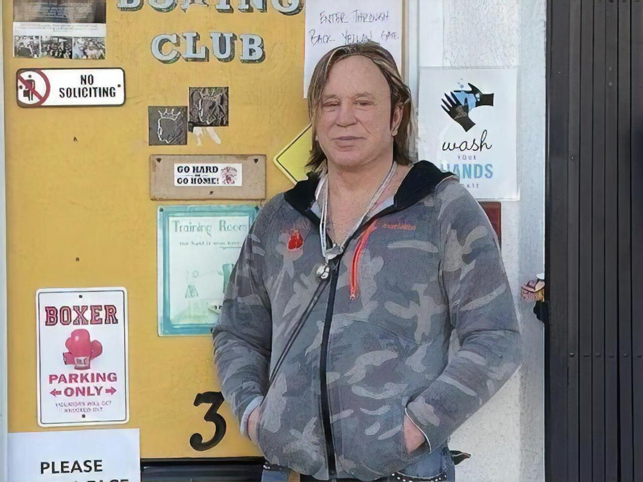 Рурк про цуценя: Я просто молю Бога, щоб він згодом дізнався, що його дуже люблять і він у безпеці