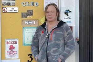 Рурк про цуценя: Я просто молю Бога, щоб він згодом дізнався, що його дуже люблять і він у безпеці