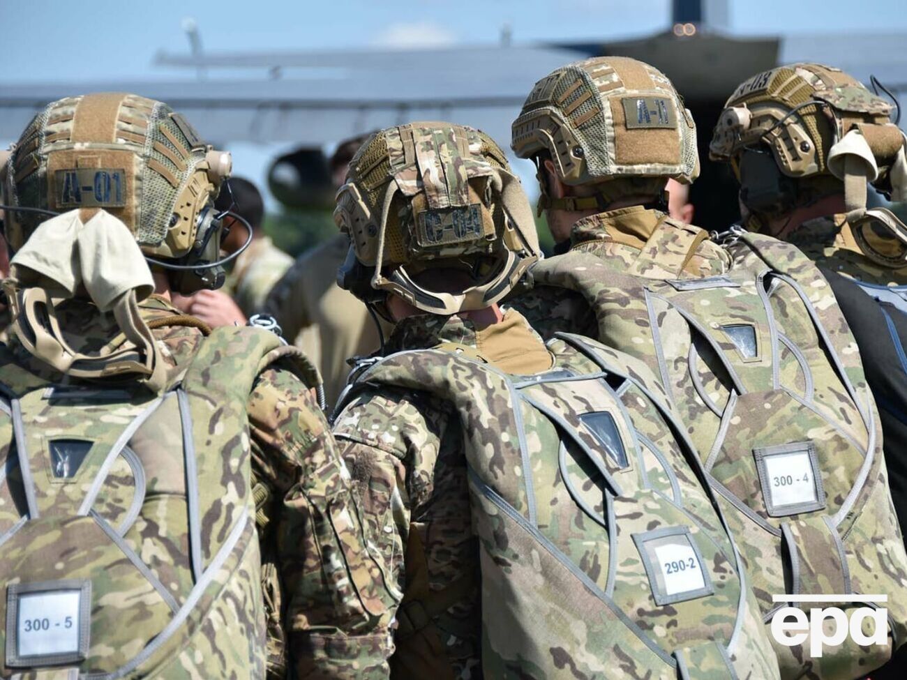 У МЗС заявили, що українське посольство підтримує зв'язок із військовими з України
