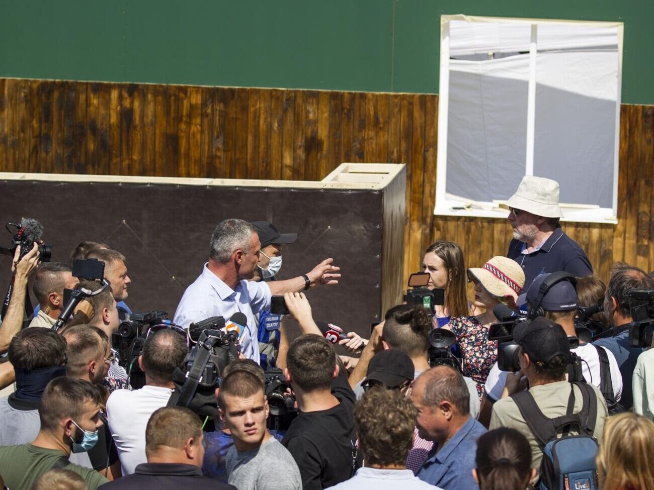 Виталий Кличко:&nbsp;Никаких согласований на установку этого бардака не давали. Я сейчас даю поручение благоустройству это все убрать