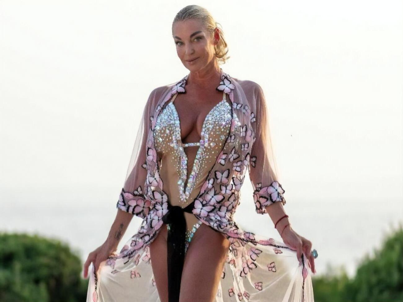 Сегодня вечером Волочкова презентует свой второй песенный альбом "Вселенная"