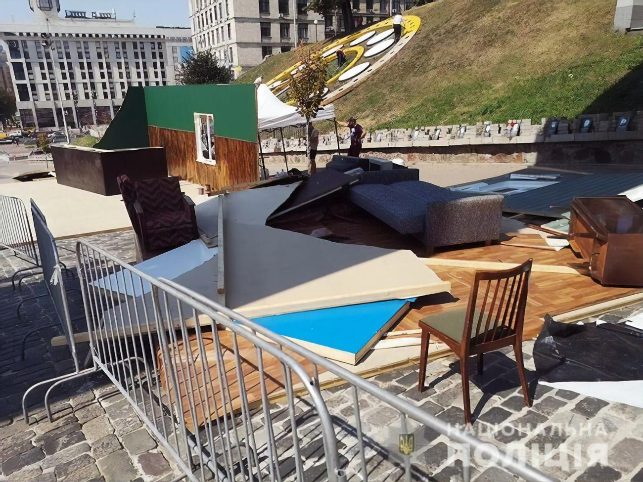 17 августа активисты "Нацкорпуса" пытались снести советскую инсталляцию на Институтской