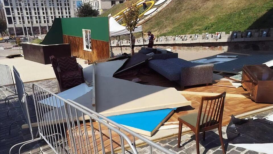 17 августа активисты "Нацкорпуса" пытались снести советскую инсталляцию на Институтской