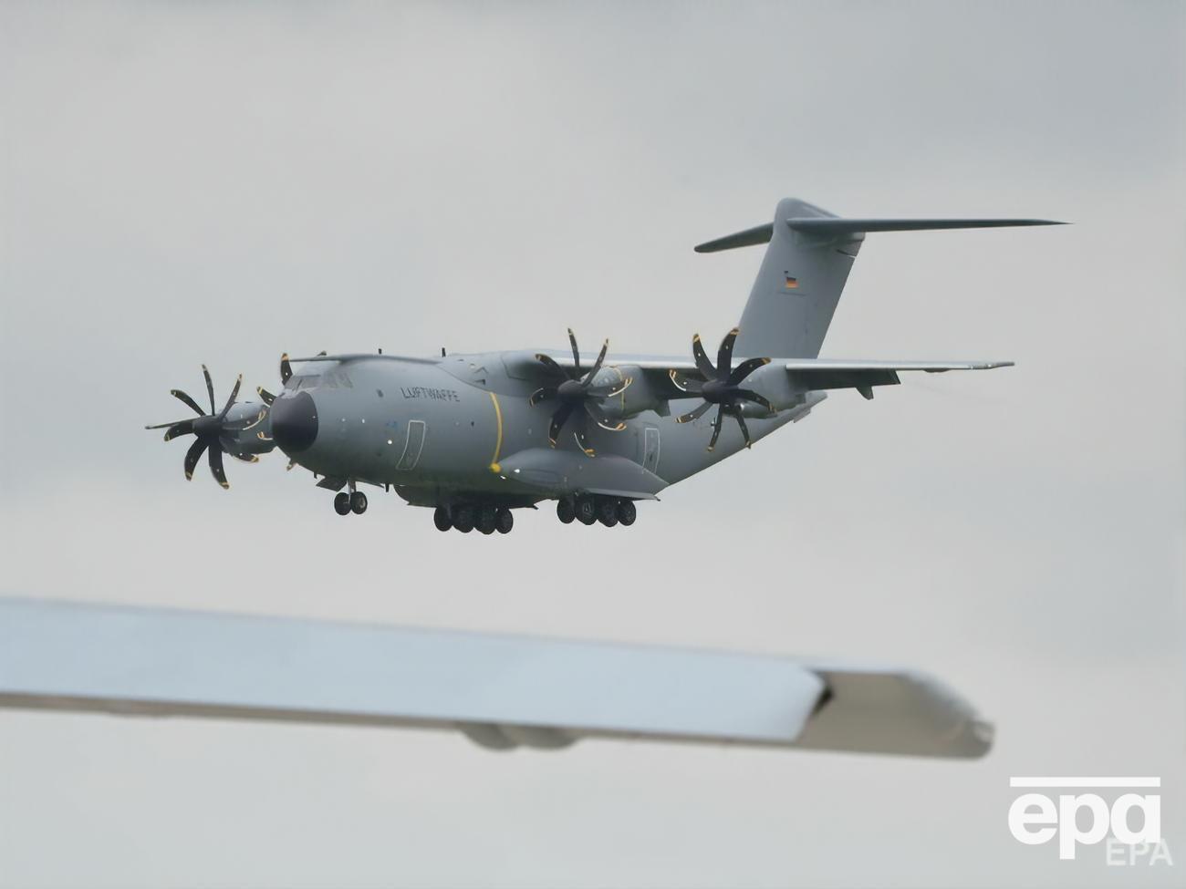 На борт Airbus A400M пустили стільки людей, скільки помістилося попри наявність місць для сидіння
