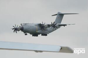 На борт Airbus A400M пустили столько людей, сколько поместилось, невзирая на наличие сидячих мест