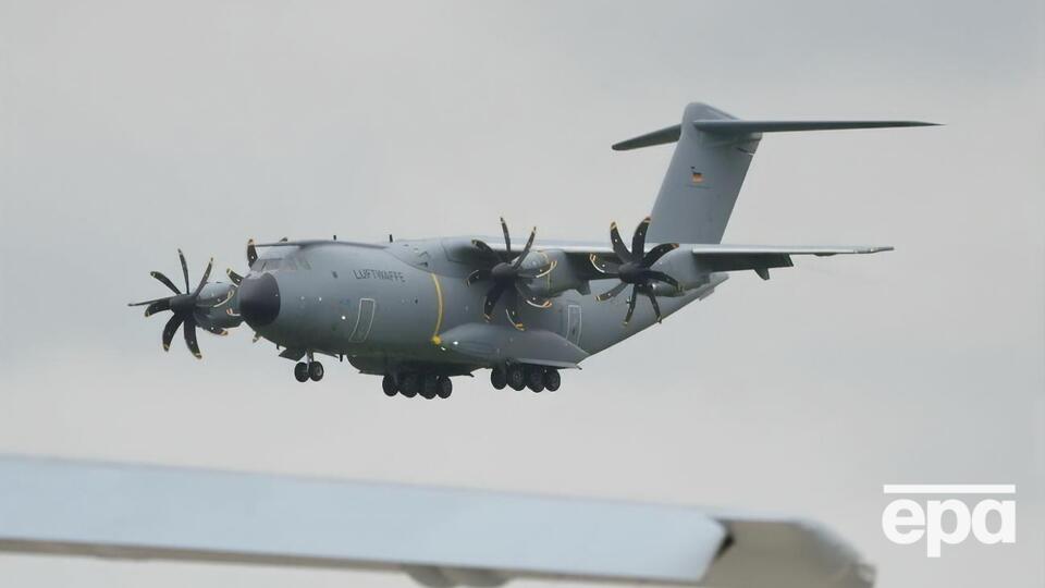 На борт Airbus A400M пустили столько людей, сколько поместилось, невзирая на наличие сидячих мест