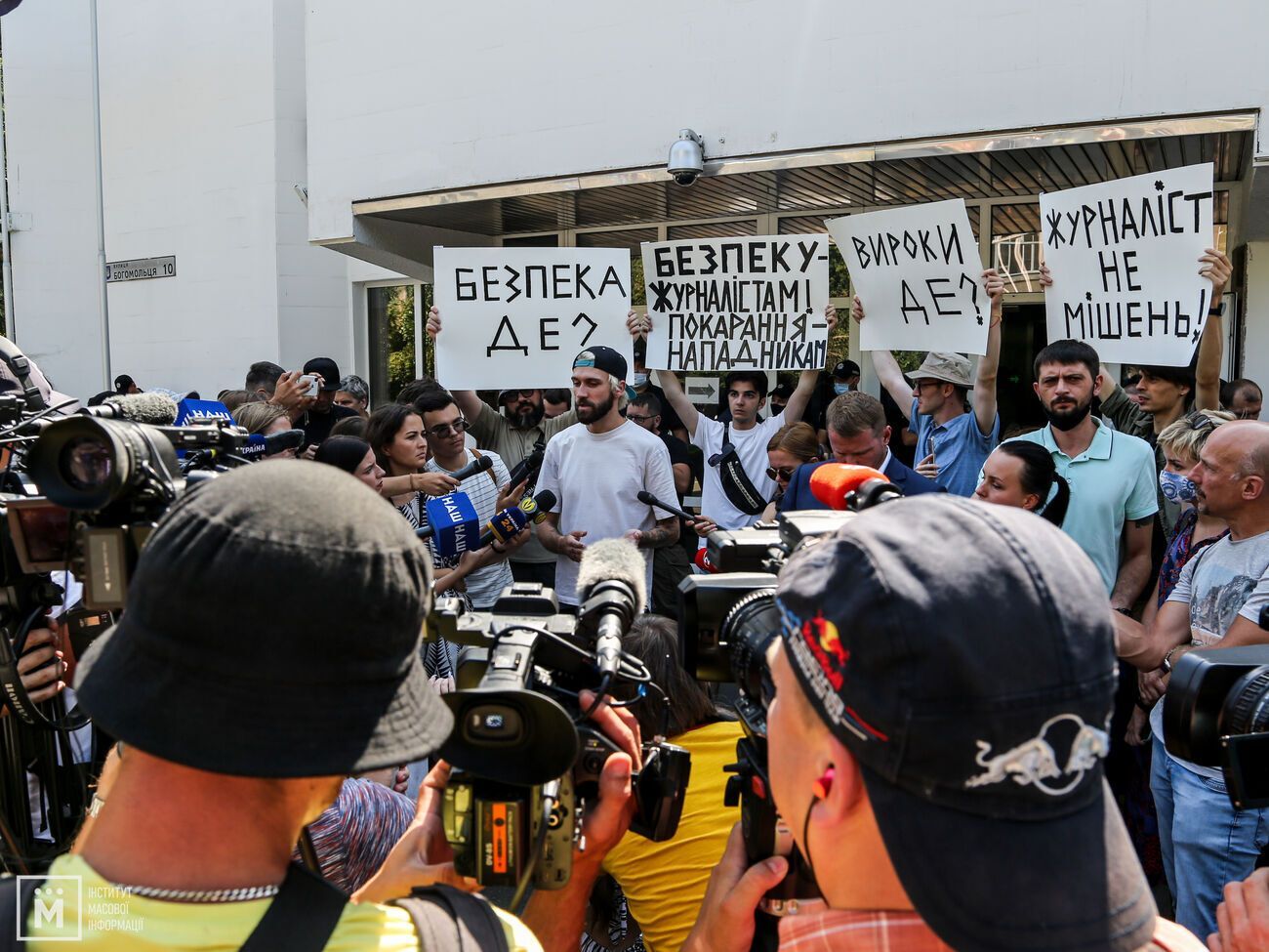 В акції брало участь кілька&nbsp;десятків фоторепортерів, операторів і кореспондентів