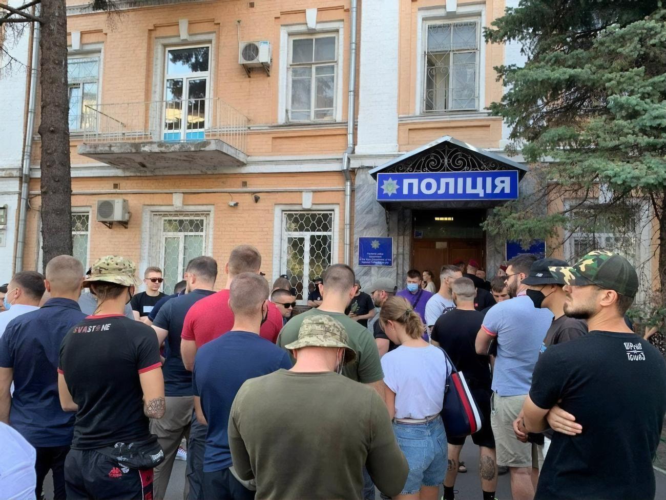 В управлении полиции&nbsp;активисты "Нацкорпуса" написали объяснения, после чего их отпустили, отметили в партии