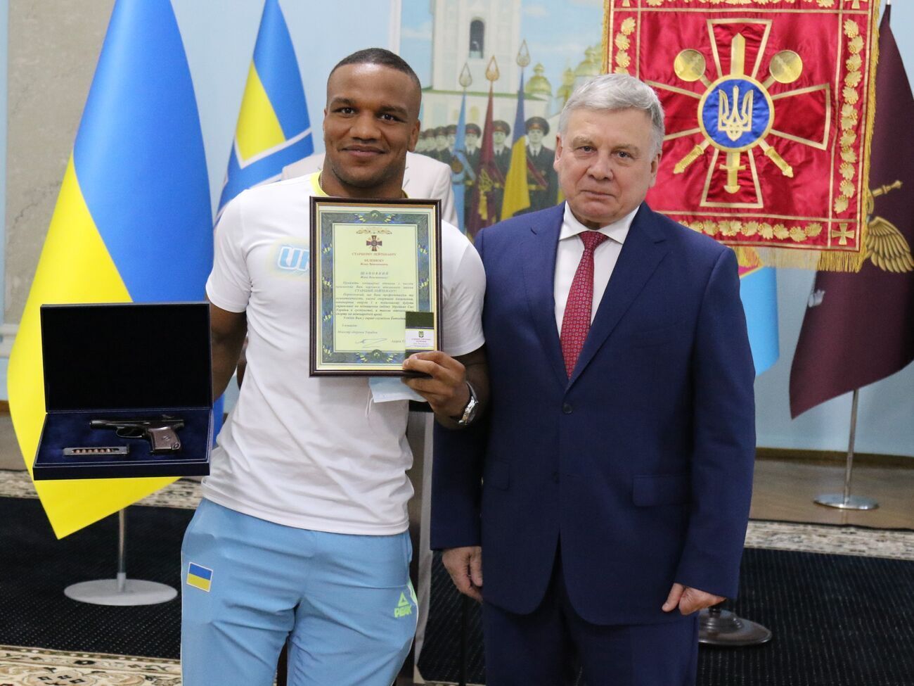 Беленюка (слева) поощрительным отличием Минобороны наградил Таран (справа)