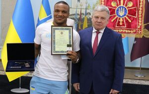 Беленюка (слева) поощрительным отличием Минобороны наградил Таран (справа)