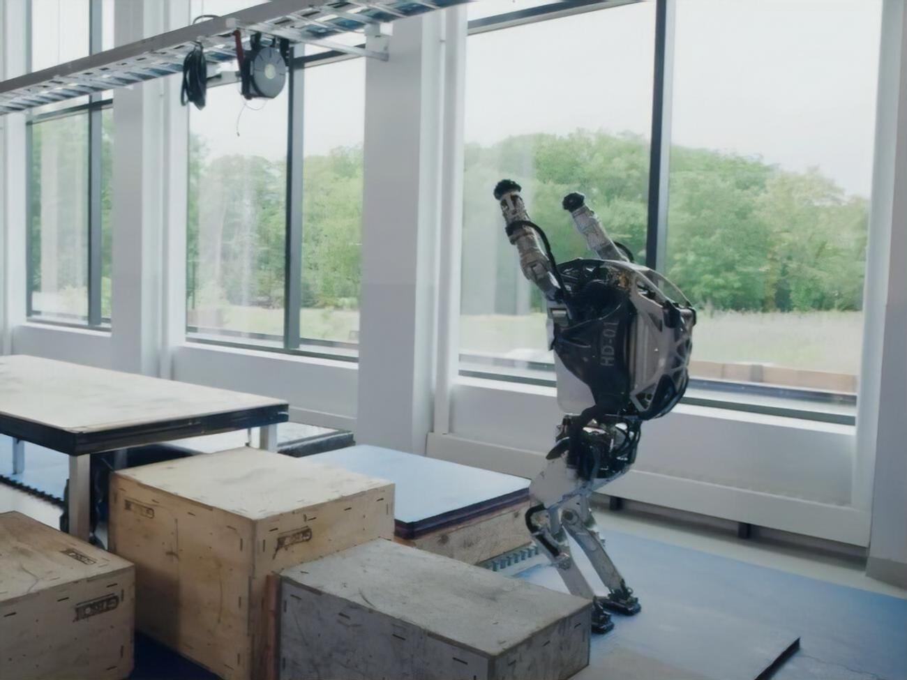 Человекоподобные роботы, созданные компанией Boston Dynamics, могут выполнять различные упражнения, включая прыжки и сальто назад