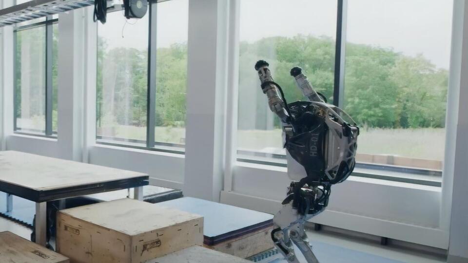 Человекоподобные роботы, созданные компанией Boston Dynamics, могут выполнять различные упражнения, включая прыжки и сальто назад