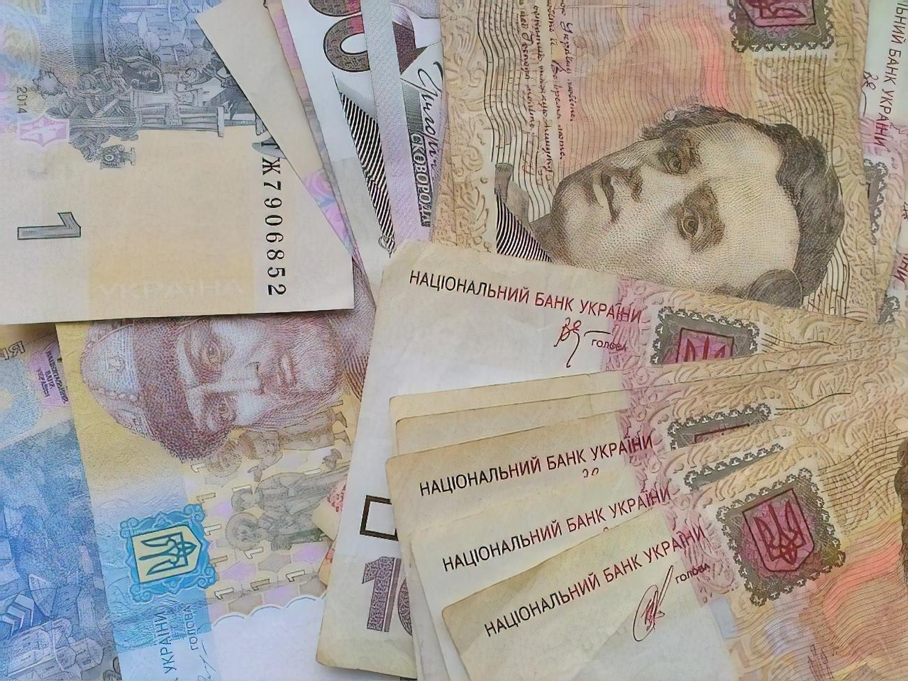 Гривна к доллару подешевела на три копейки