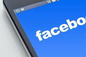 В Facebook работает группа афганских экспертов, которые отслеживают контент "Талибана"