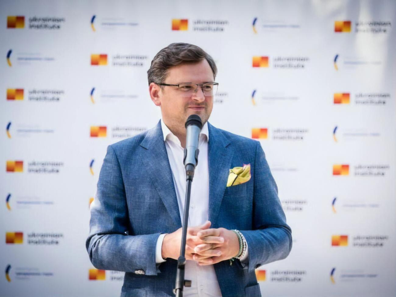 Кулеба говорив телефоном з одним із громадян України на військовій базі в Кабулі