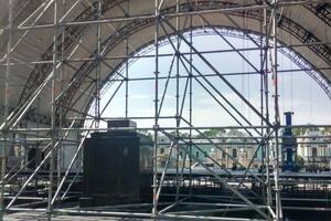 В 2017 году во время "Евровидения" именно в этом месте находилась красная дорожка и прямо у остатков памятника работал диджей, заявили организаторы нынешнего концерта