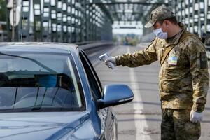 Уряд України дозволив іноземцям з однією дозою вакцини проти COVID-19 перетинати кордон без проходження самоізоляції