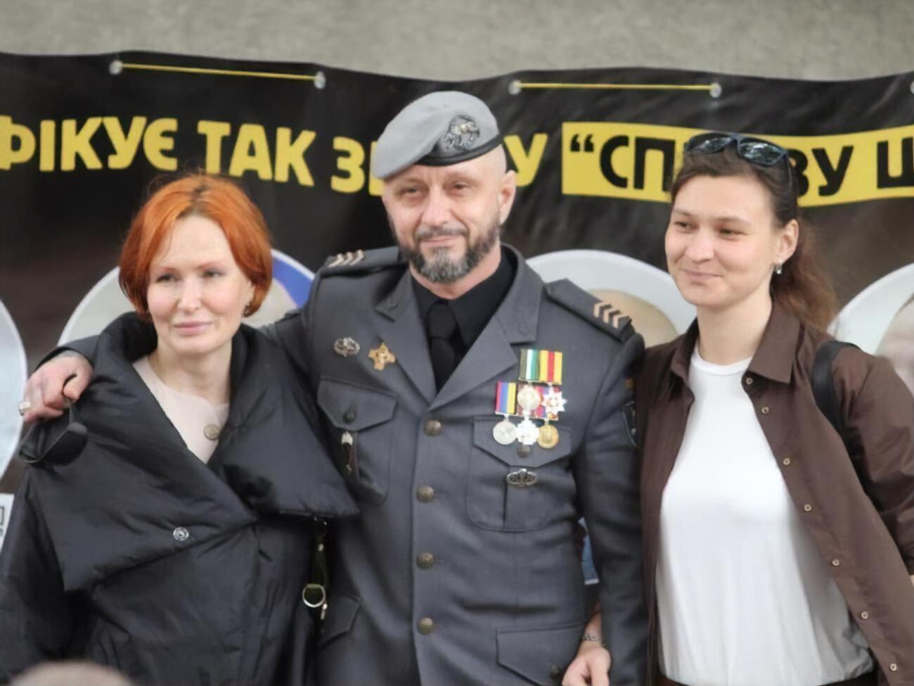 Кузьменко (ліворуч) заявила, що її, Антоненка і Дугарь переслідують