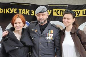 Кузьменко (ліворуч) заявила, що її, Антоненка і Дугарь переслідують