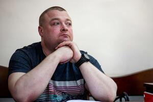 Шаповалов 2021 року через суд поновився на службі у МВС, але його відразу звільнили, а після нової підозри він зник