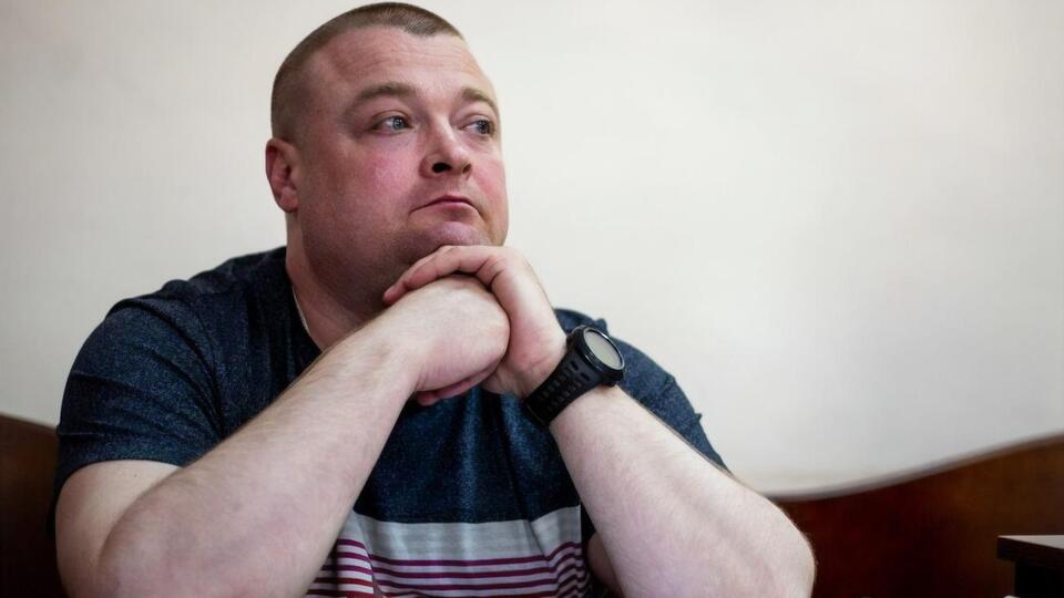 Шаповалов в 2021 году через суд восстановился на службе в МВД, но сразу был уволен, а после нового подозрения пропал