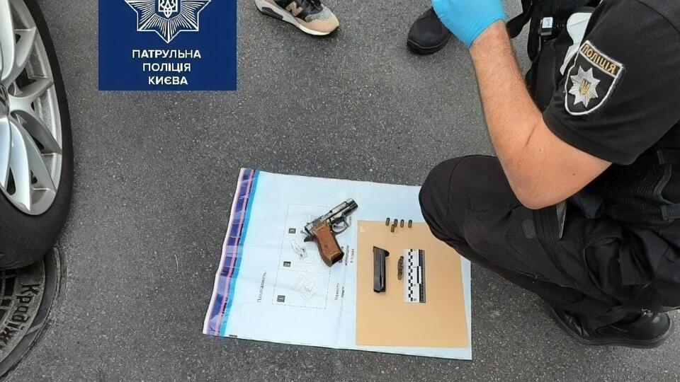 Мужчина угрожал полицейским, предположительно, травматическим пистолетом