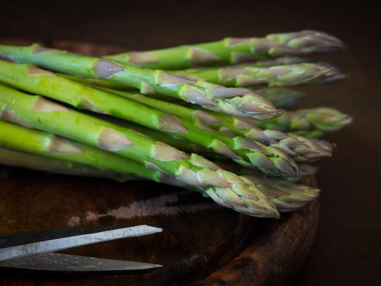 Спаржу можна їсти сирою