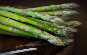 Спаржу можна їсти сирою