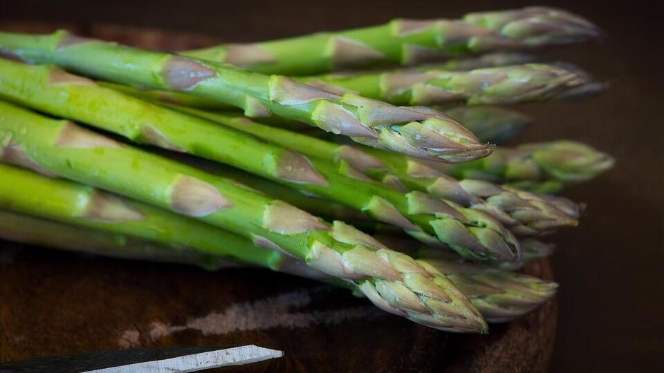Спаржу можна їсти сирою