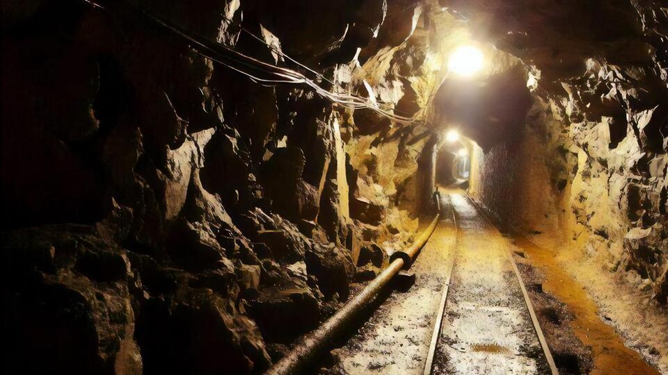 Машинист электровоза получил несовместимые с жизнью травмы на глубине почти в километр. В полиции говорят о нарушении требований безопасности