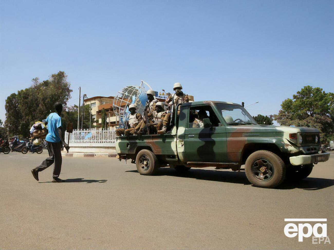 Військові, які зазнали нападів, супроводжували переселенців