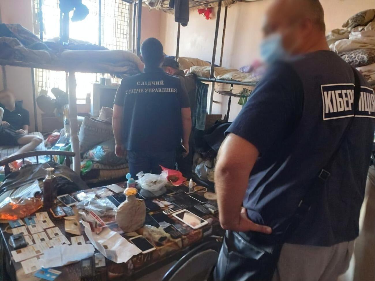 У подозреваемых изъяли компьютерную технику и мобильные телефоны