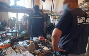 У подозреваемых изъяли компьютерную технику и мобильные телефоны