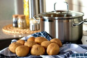 Картоплю з грибами можна тушкувати, запікати або смажити