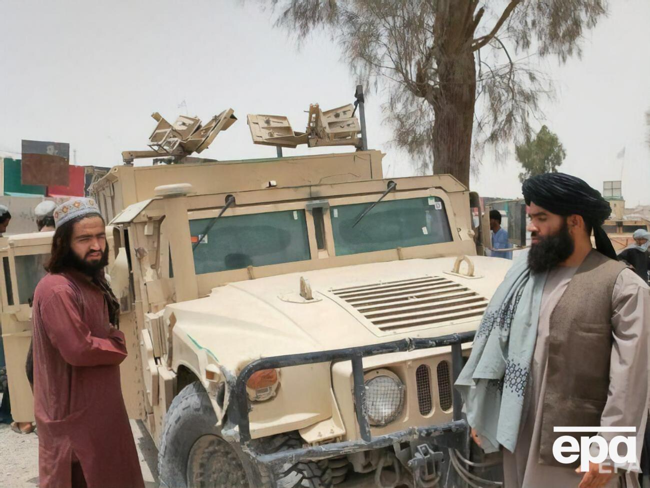 У руки талібам потрапили зокрема американські машини Humvee