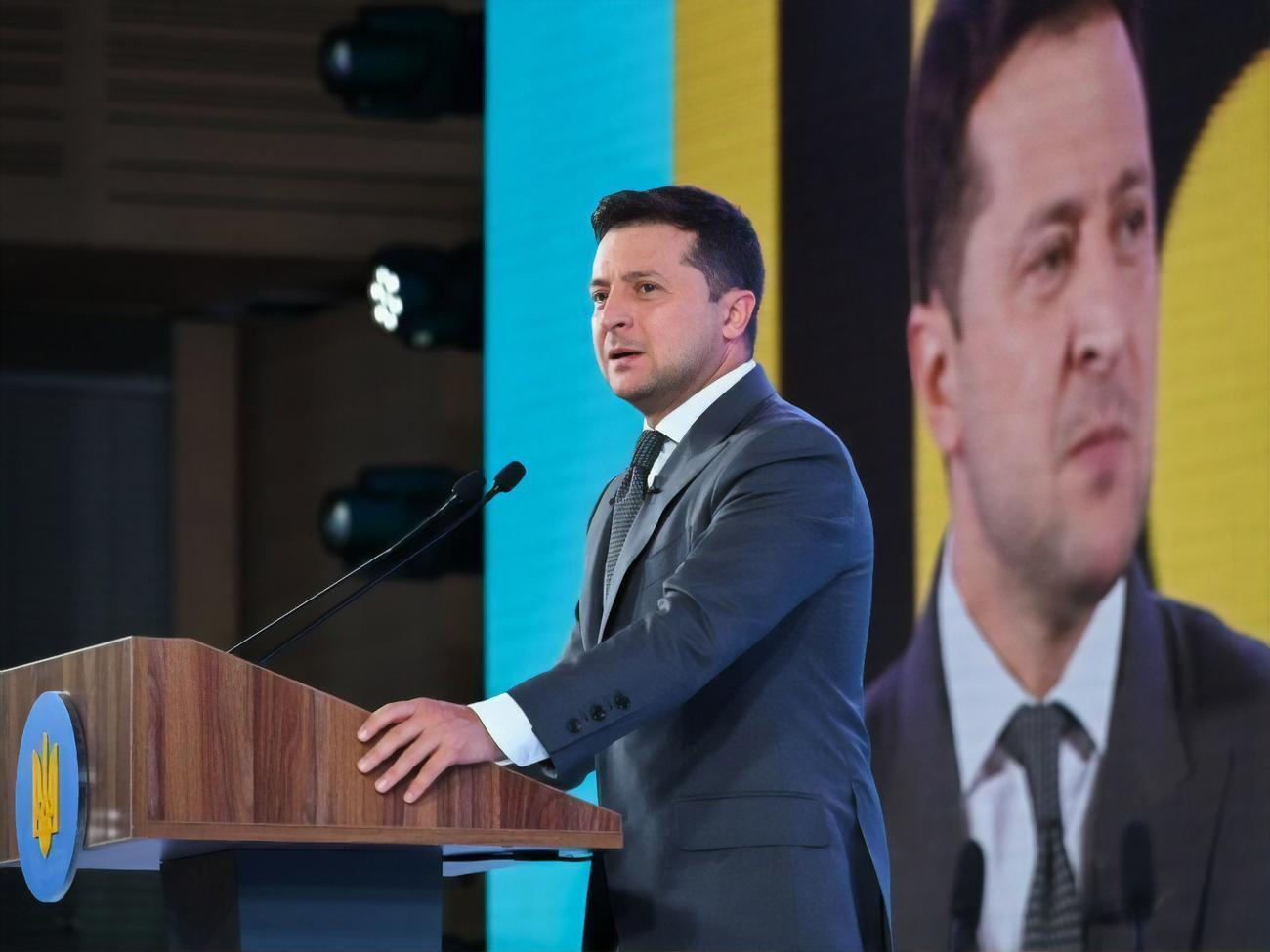 Зеленский подчеркнул, что ряд известных украинцев, которые прославляли страну, при жизни "так и не услышали о своей славе"