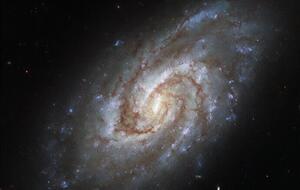 Знята галактика розташована приблизно за 45 млн світлових років від Землі