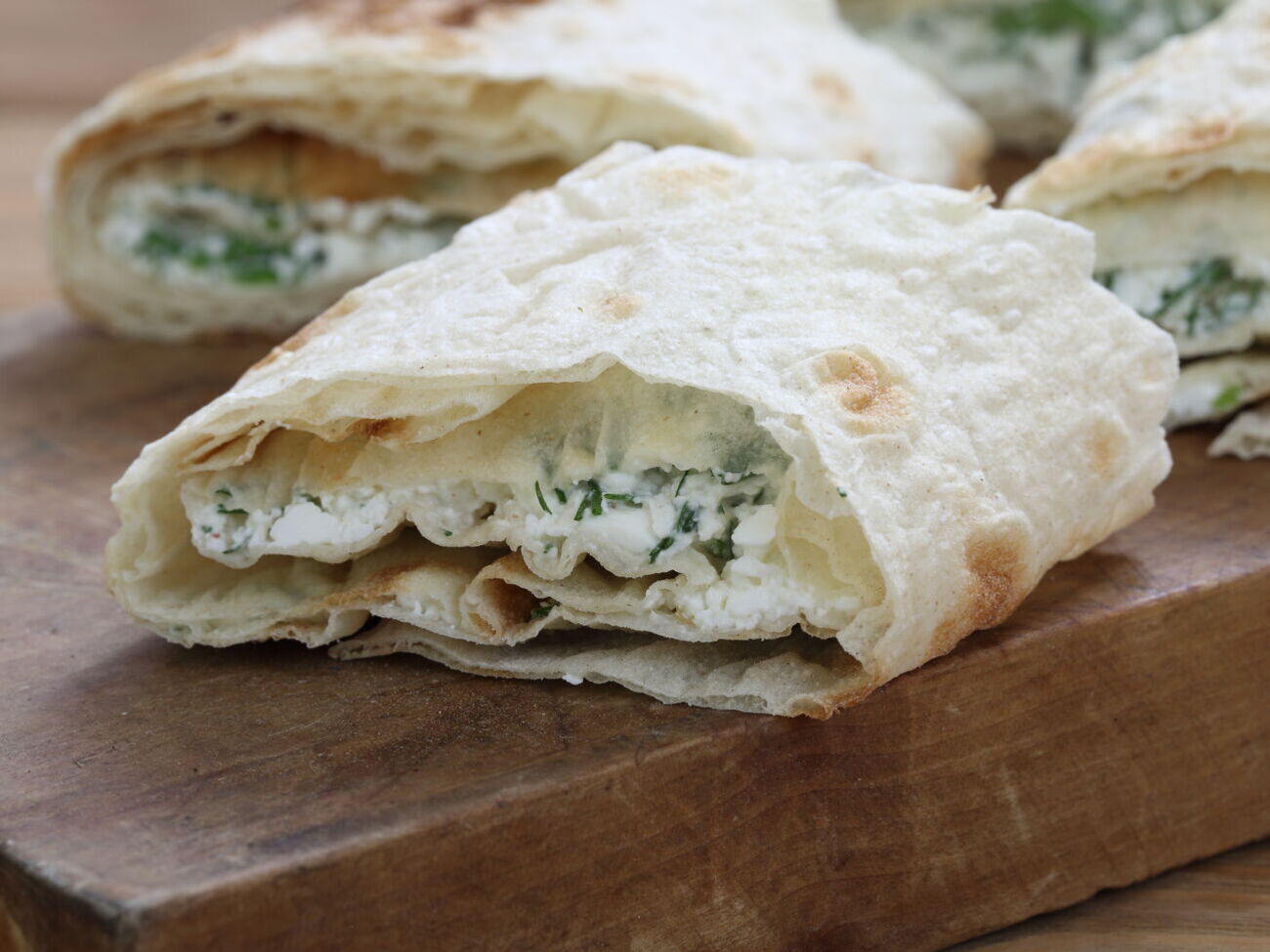 Для начинки понадобятся творог, сулугуни и зелень