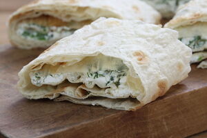 Для начинки понадобятся творог, сулугуни и зелень