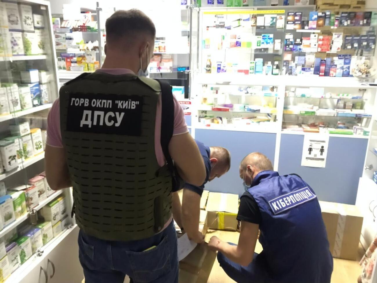 Правоохранители провели обыски в сети аптек, через которые продавали фальсификат