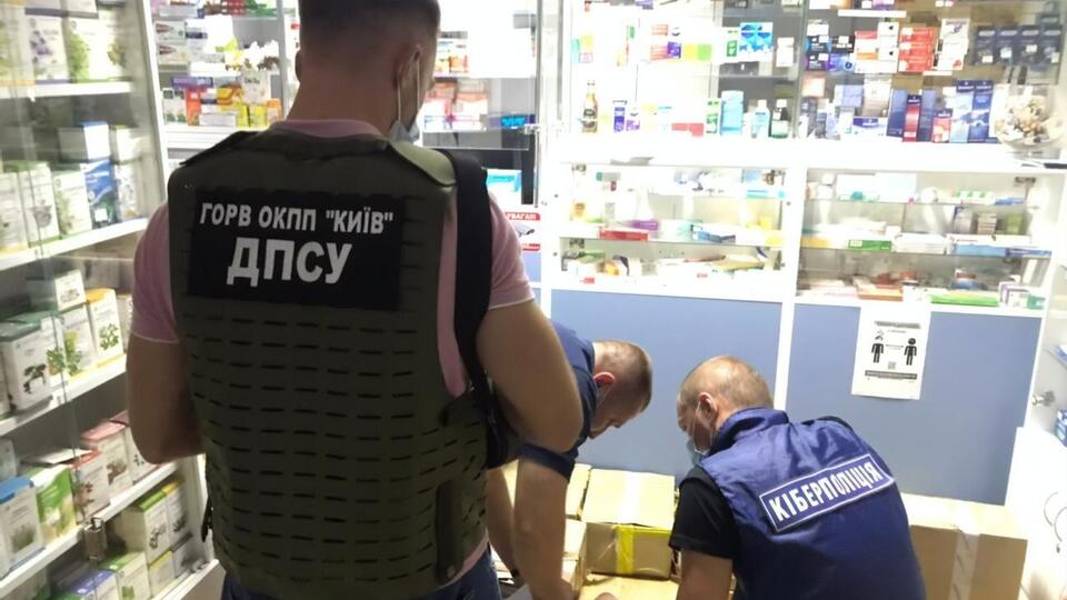 Правоохранители провели обыски в сети аптек, через которые продавали фальсификат