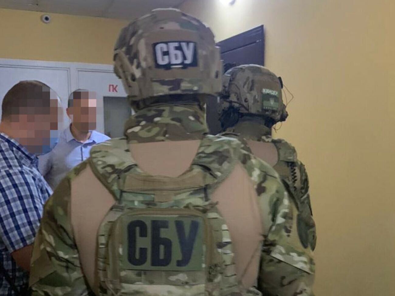 По данным СБУ, в ходе обысков правоохранители обнаружили холодное оружие и крупную партию марихуаны