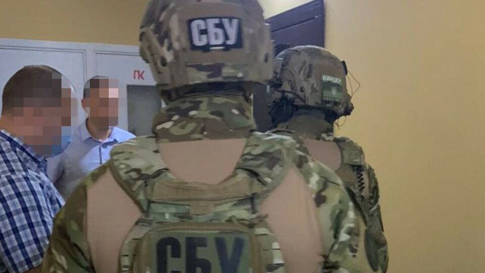 По данным СБУ, в ходе обысков правоохранители обнаружили холодное оружие и крупную партию марихуаны