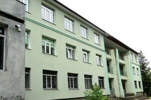 За даними СБУ, через дії підозрюваних будівництво лікувального закладу було заморожено у 2019 році