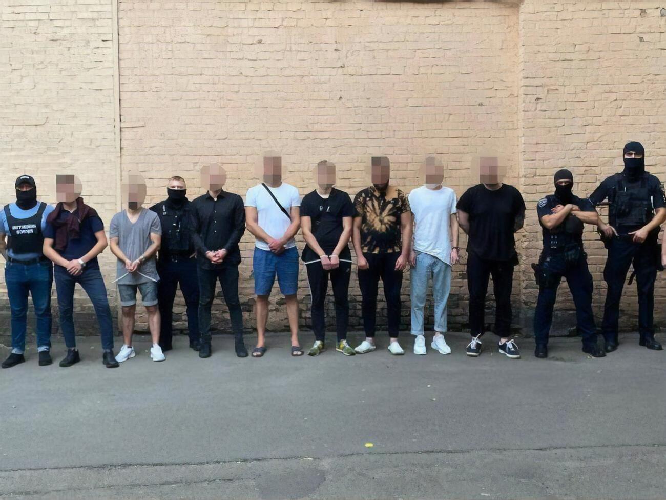 В преступную группировку входили сотрудник патрульной полиции и официанты развлекательных учреждений, сообщили в Офисе генпрокурора