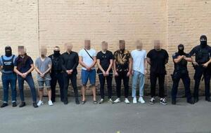 В преступную группировку входили сотрудник патрульной полиции и официанты развлекательных учреждений, сообщили в Офисе генпрокурора