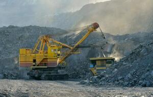 Цены на руду падают, а вслед за ними снижаются цены и на сталь, отмечает Bloomberg