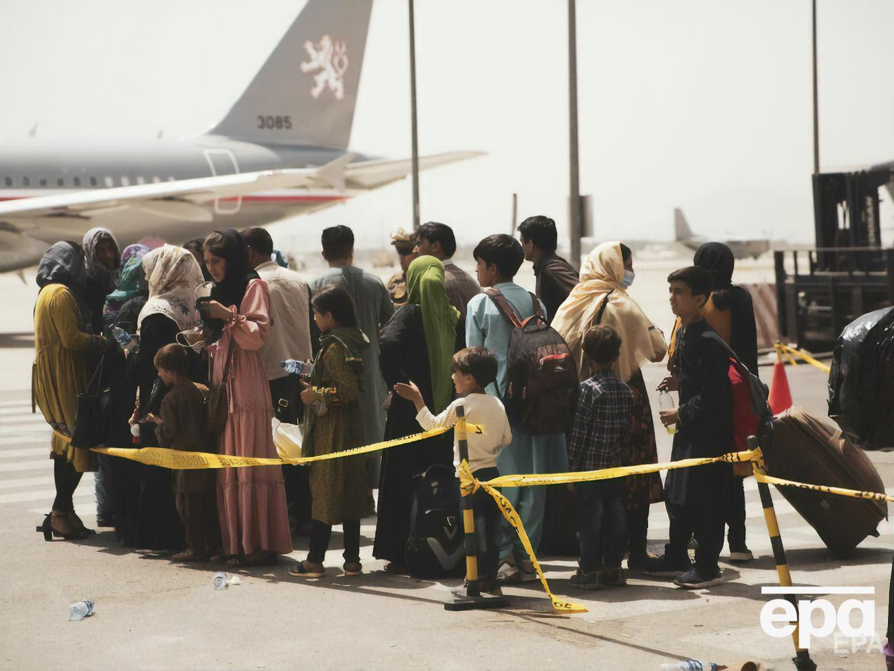 Афганцы массово бегут из страны после прихода талибов