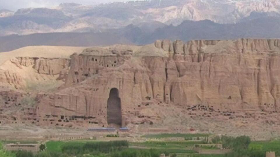 Гигантскую статую Будды вблизи Кабула в 2001 году взорвали боевики "Талибана"